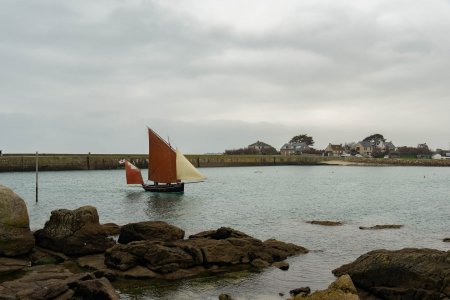 Mooi zeilschip in de haven van Barfleur