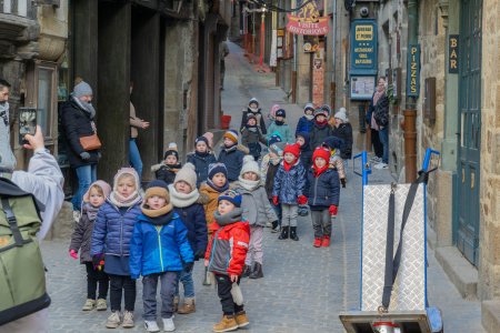 Een klasje met jonge kinderen krijgt een rondleiding