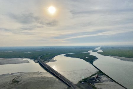 Het eiland ligt omgeven door een vlak landschap