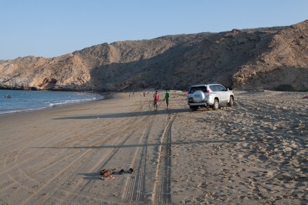 Met de auto op het strand