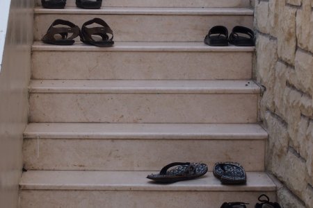 Schoenen bij de ingang van een moskee