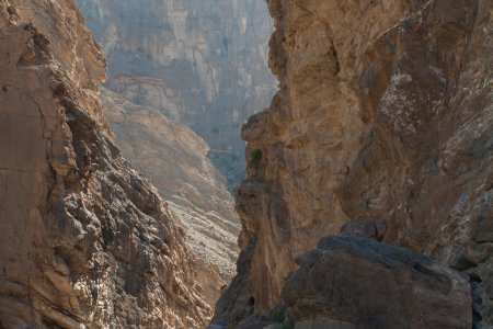 Onze auto in Wadi Nakhr naast een steile wand