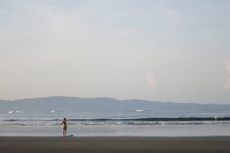 Eenzame surfster in de ochtend
