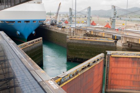 De sluisdeuren gaan open voor een schip