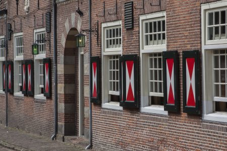 Mooie gebouwen in het oude deel van Bergen rond de kerk