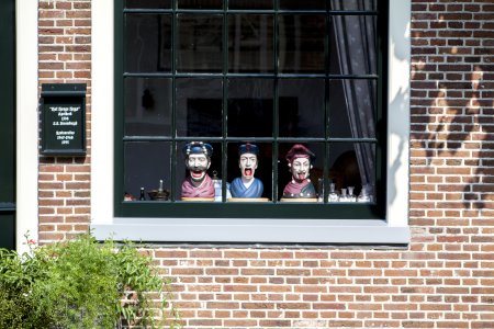 Gaper beelden in de vensterbank van een woning