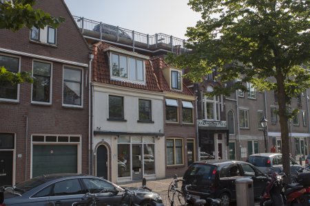 Zeer vreemd, een parkeer garage boven de oude huisjes