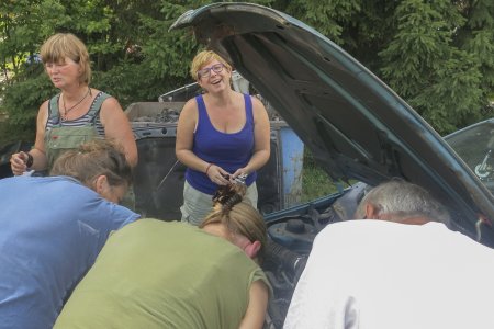 Syl en haar team haalt de motor uit deze Fiat