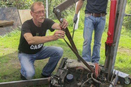 Ron hangt een motor in de lift