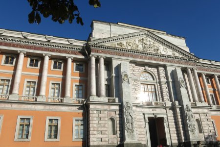 Een van de enorme gebouwen in de stad