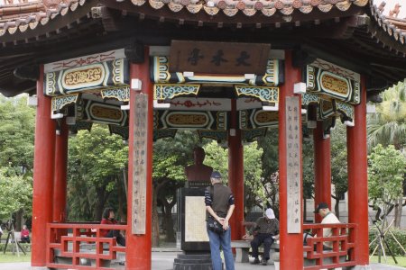 Paviljoen met het borstbeeld van een leider in het Peace park