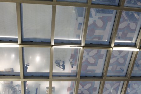Spiegeling in het dak van Bankok airport