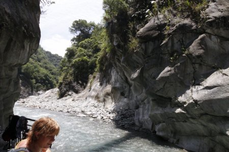 Bij hot springs zwemmen mensen in de rivier