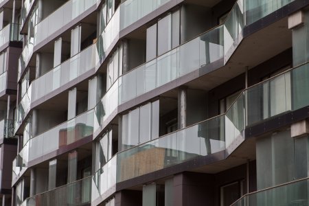 De balkonnetjes van een appartement in de nieuwe stad