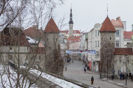 Een ingang naar de oude stad vanaf een nieuw deel van Tallinn