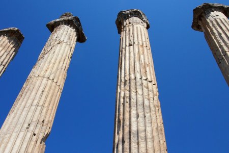 Pilaren in de tempel van Aphrodite
