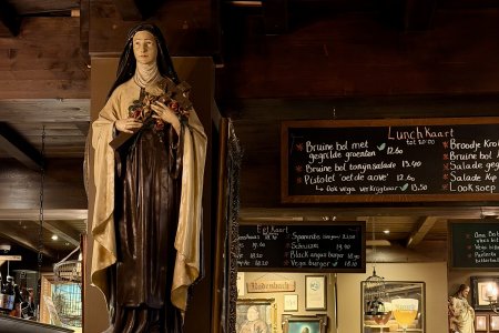 Er staan tientallen houten beelden in De Klep