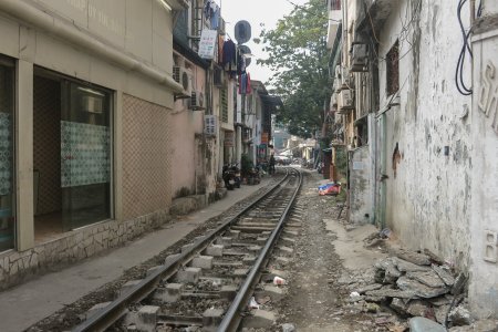 De trein gaat dwars door de stad langs woningen