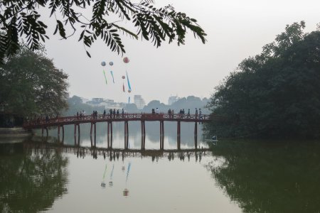 De Huc Bridge naar de Ngoc Son Tempel