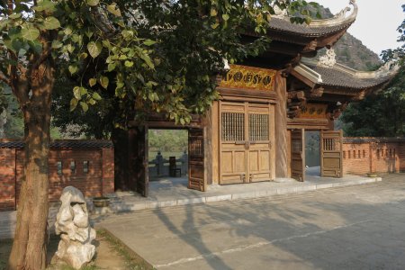 Een houten poort bij een pagode in Tam Coc