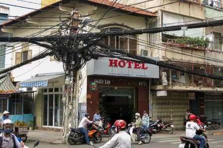 Elektriciteit kabels hangen vrijwel overal boven de grond