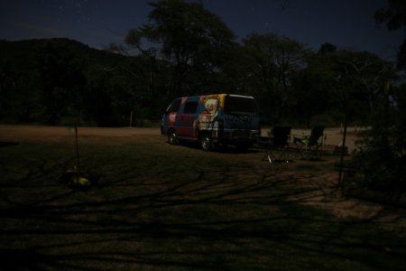 De mini camperbus in het maanlicht