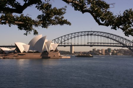De Sydney harbour bridge, naast het Opera Gebouw