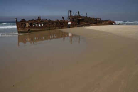 Scheepswrak op een strand van Fraser Island