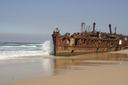 Scheepswrak op een strand van Fraser Island