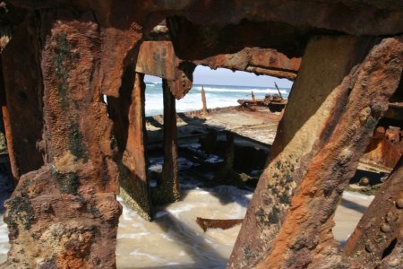 Scheepswrak op een strand van Fraser Island