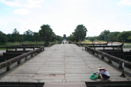 200 meter lange toegangsbrug naar Angkor Wat