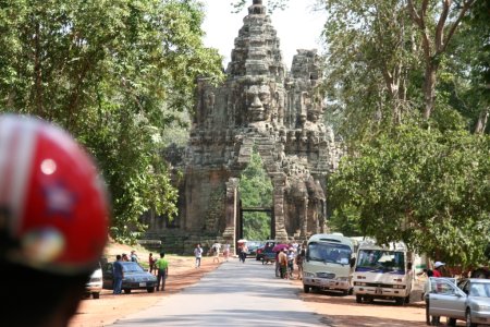 Een toegangspoort richting Angkor Wat, nog steeds gebruikt