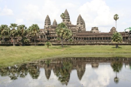 Mooie weerspiegeling van Angkor Wat in 1 van de vijvers