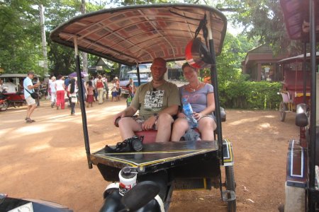 Pat en Syl in de Tuk Tuk voor Angkor Wat