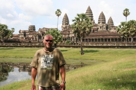 Pat poseert voor Angkor Wat