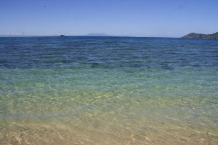Deep blue waters op Manta Ray island
