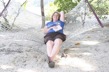 Syl relaxed in een hangmat, lekker hoor