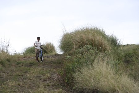 Een jongetje op de fiets