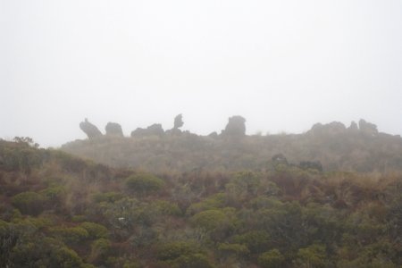 Mooi lava gesteente in de mist nabij Mount Doom (Lord of the rings)