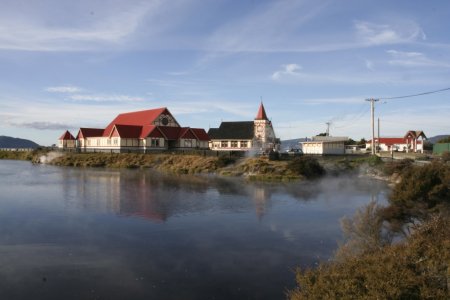 Kerkje achter thermisch meertje