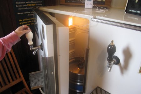 Een biervat in de koelkast, er werd direct vanuit getapt