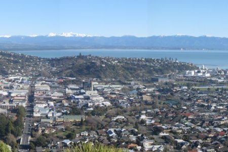 Nieuw Zeeland, Nelson op het Zuid Eiland, in de verte Abel Tasman National Park