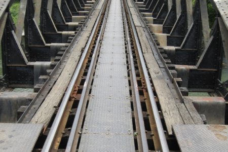 De bekende brug, aangelegd voor de dodenspoorlijn