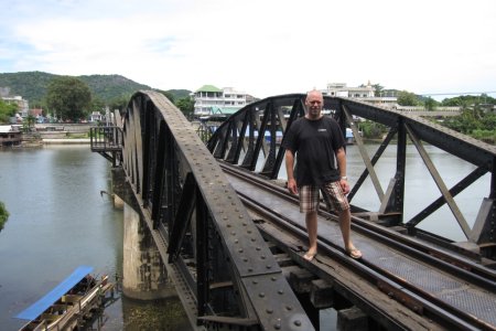 De bridge over the river Kwai bij Kanchanaburi