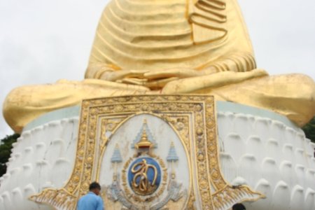 Een enorme boeddha bij Wat San Tai