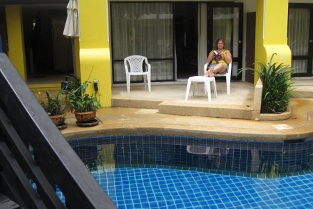 Het zwembad grenst direct aan onze kamer en terrasje