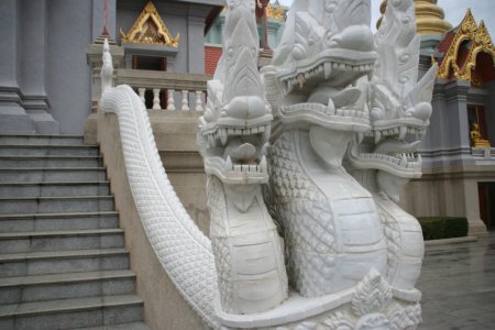 Slangen met drakenkoppen bij de ingang van de tempel