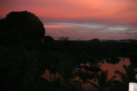 Uitzicht op karst bergen vanuit ons hotel in Krabi