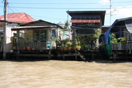Drijvende woningen op de Klongs van Bangkok