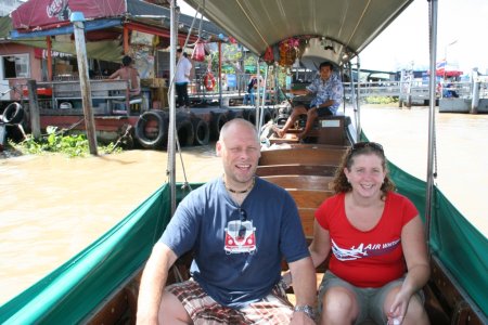 Pat en Syl in een longtail boot op de Klongs